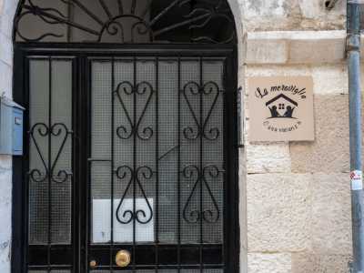 Qui � gi� possibile imbattersi nelle insegne di alcuni bed & breakfast che fanno da biglietto da visita al leggendario monumento utilizzandone il �meraviglioso� appellativo...